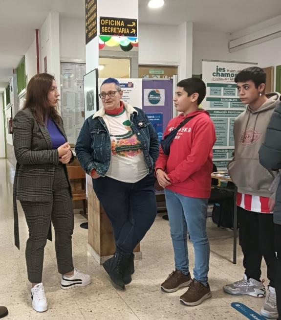 Imaxe da nova:A Xunta achega ao alumnado do IES Manuel Chamoso Lamas propostas do seu interese a través dun punto de información xuvenil