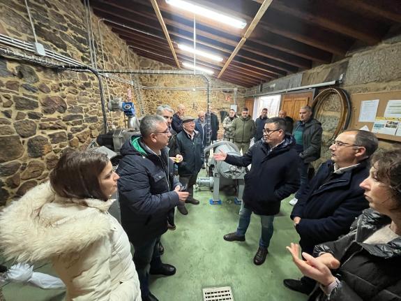 Imagen de la noticia:La Xunta analizará las posibilidades de colaboración con la asociación Olivarnoia para potenciar la modernización de su alma...