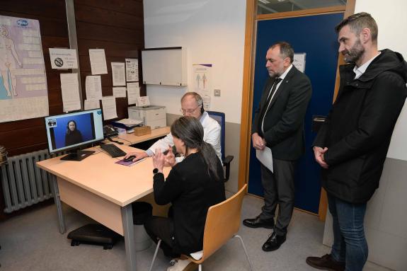 Imaxe da nova:A Xunta pon en marcha un servizo de videointerpretación para dar atención ás persoas xordas nas urxencias sanitarias