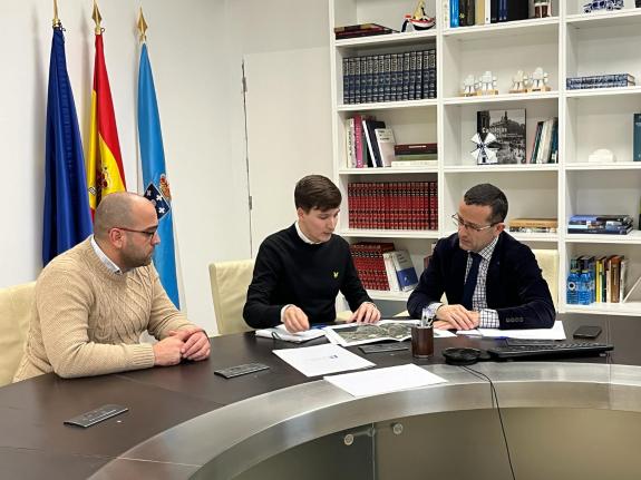 Imagen de la noticia:La Xunta y el ayuntamiento de Ribeira evalúan iniciativas de cooperación para dinamizar la industria en el municipio