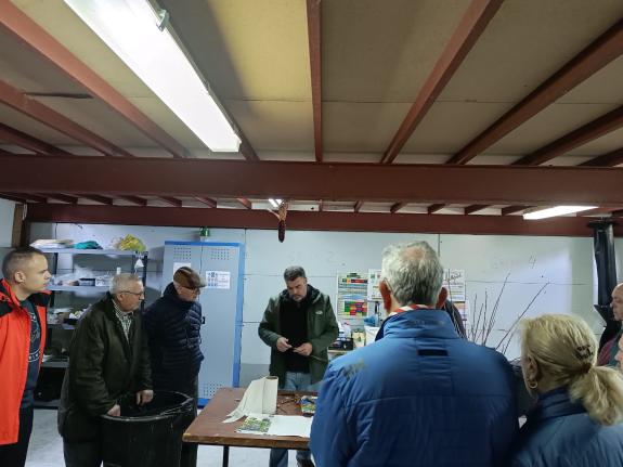 Imagen de la noticia:La Xunta organiza un taller sobre enjertes de árboles frutales en el CFEA Pedro Murias, en colaboración con el Ayuntamiento ...