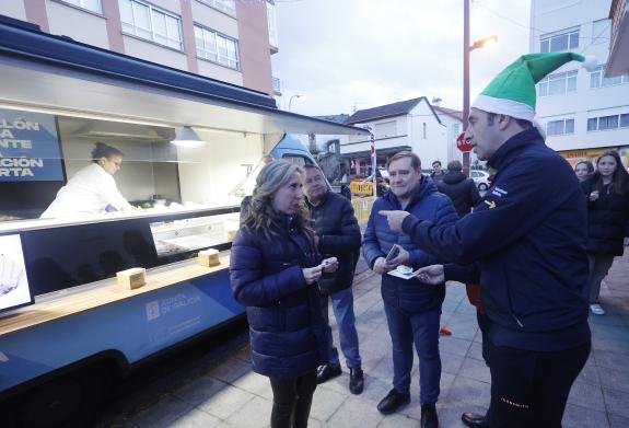 Imagen de la noticia:Alfonso Villares participa en la IX carrera popular San Silvestre de FENE y visita el  foodtruck que lleva la campaña de Gal...