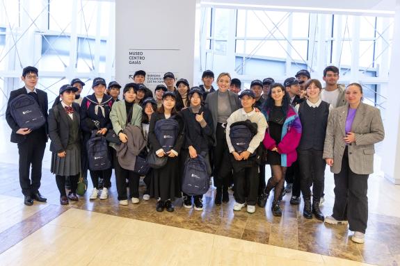 Imaxe da nova:Fabiola García recibe a unha vintena de mozos xaponeses que participan no programa ‘A Xuventude no Mundo’