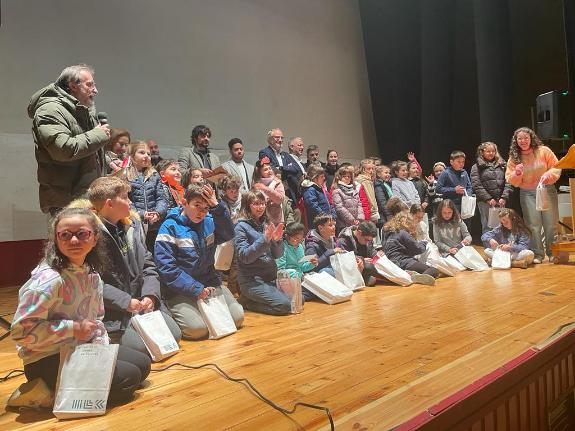 Imaxe da nova:Máis de mil estudantes de lingua galega danse cita en Cacabelos para celebrar o Día do Galego no Bierzo