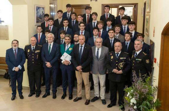 Imaxe da nova:Santiago Villanueva asiste á entrega de becas do colexio maior La Estila