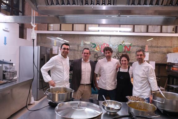 Imaxe da nova:A Xunta pon en valor os produtos agroalimentarios con selo de calidade dentro da campaña Come Local no centro de educación especial...