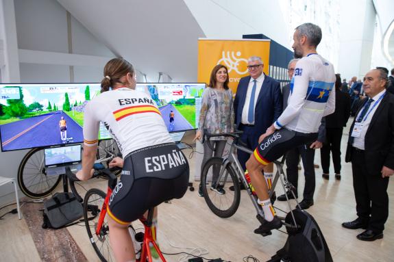 Imagen de la noticia:Ángeles Vázquez destaca el ciclismo como un deporte saludable, respetuoso con el medio ambiente y una buena opción para disf...