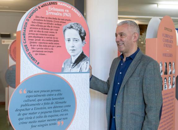 Imaxe da nova:A facultade de Filoloxía acolle ata o 18 de abril unha exposición que visibiliza o legado das mulleres na literatura universal