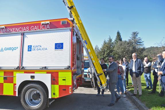 Imagen de la noticia:La Xunta refuerza la equipación de los GES de Lobios con un furgón de servicios varios y del de Maceda con un camión autobom...