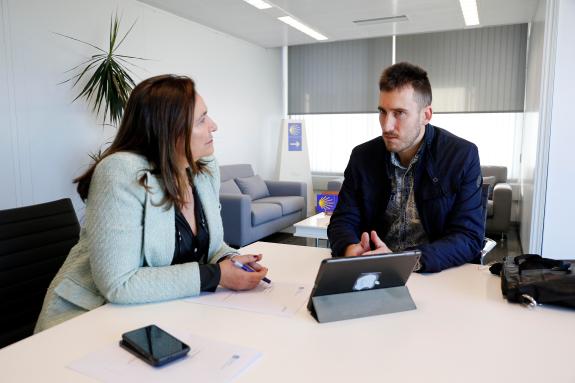 Imagen de la noticia:La delegada de la Xunta apoya el proyecto de la asociación viguesa Woman Defensa Solidaria