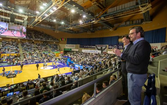 Imagen de la noticia:Diego Calvo asiste al derbi gallego de baloncesto entre el Monbus Obradoiro y el Río Breogán