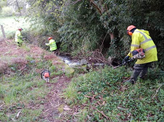 Imagen de la noticia:La Xunta ejecuta actuaciones de limpieza en los tramos interurbanos de cuatro ríos a su paso por los ayuntamientos de Ribadu...