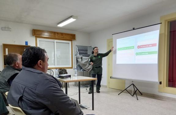 Imaxe da nova:A Xunta imparte charlas sobre protección de vivendas fronte a incendios forestais en parroquias de alta actividade incendiaria do c...