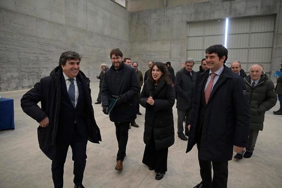 Imagen de la noticia:Lorenzana pone en valor el carácter estratégico del puerto exterior de Punta Langosteira para todo el noroeste