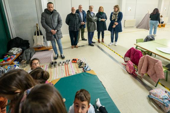 Imaxe da nova:Rivo destaca as iniciativas de conciliación promovidas pola Xunta en período non lectivo na súa visita ao programa de lecer de Sema...