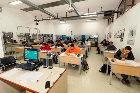 Imagen de la noticia:Las escuelas náuticas de Ferrol y Vigo formarán por primera vez a treinta futuros oficiales de puente a través de la red