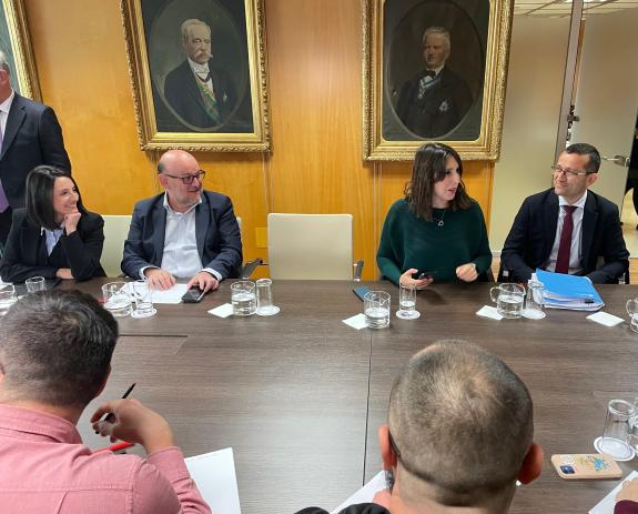 Imagen de la noticia:Lorenzana subraya que la Xunta vigilará de cerca que Alcoa cumpla el acuerdo firmado y ofrece el apoyo de la administración ...