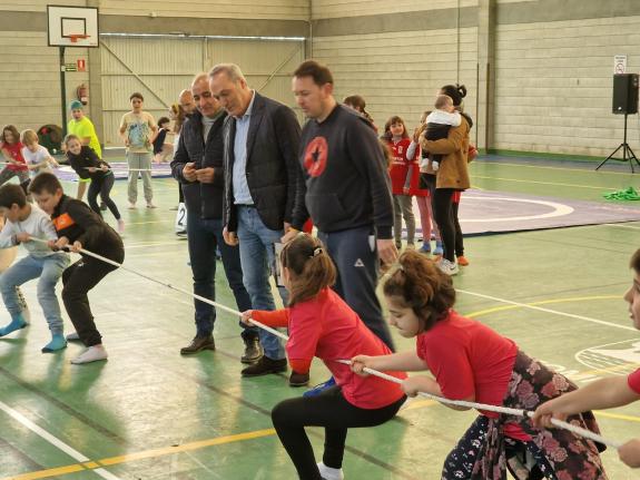 Imaxe da nova:Preto de 300 nenos e nenas participan en Tomiño nunha xornada de introdución á loita do Programa Xogade