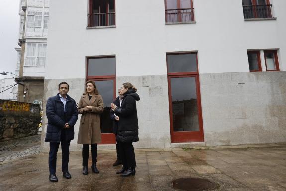 Imagen de la noticia:Los interesados en adquirir alguna de las 369 plazas de garaje y 142 locales comerciales que va a subastar la Xunta podrán p...