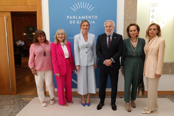 Imagen de la noticia:Fabiola García se reúne con la Asociación Mirada Mulleres 60 para abordar retos comunes
