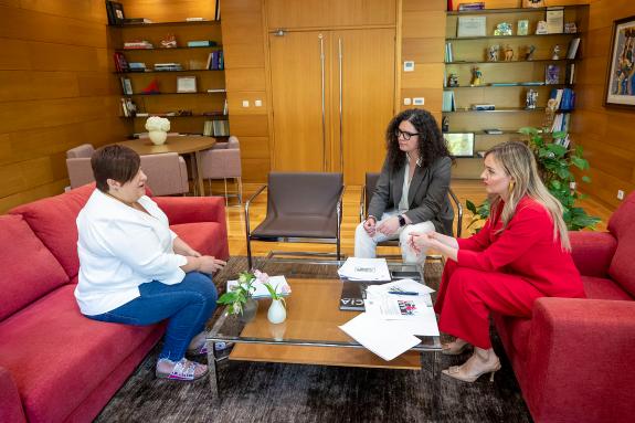 Imaxe da nova:Fabiola García recoñece o traballo de Alecrín, a Asociación de Mulleres Rurais da Comarca de Melide