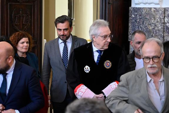 Imagen de la noticia:Diego Calvo asiste a la toma de posesión del nuevo fiscal jefe de la Fiscalía Provincial de A Coruña