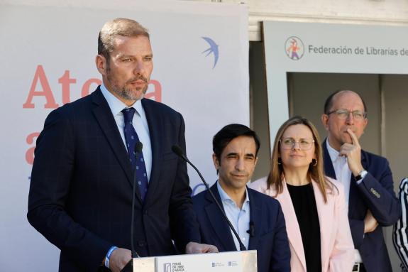 Imaxe da nova:José López inaugura a Feira do Libro de Ferrol, a primeira dun circuíto que vai chegar a 13 cidades e vilas de Galicia