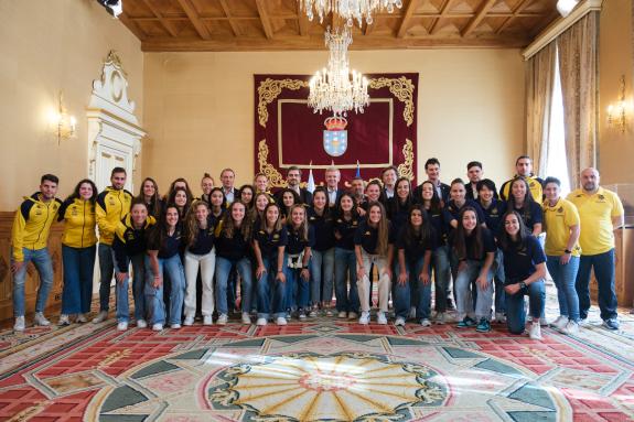 Imaxe da nova:Rueda recibe ás xogadoras e técnicas do Deportivo Abanca despois do ascenso