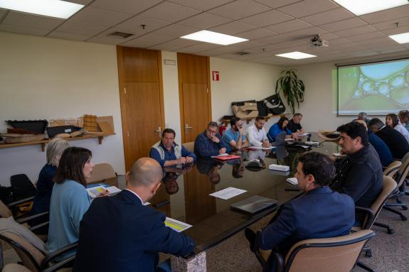 Imaxe da nova:Lorenzana traslada aos traballadores de Madera Fiber o labor que está realizando a Xunta para buscarlle viabilidade á compañía