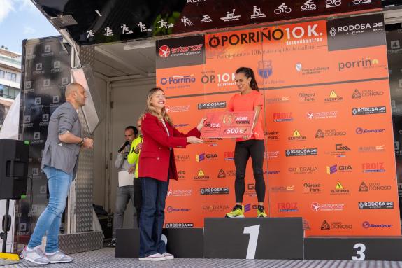 Imagen de la noticia:Fabiola García y María Martínez Allegue asisten a los cuartos de final de la liga de balonmano femenino