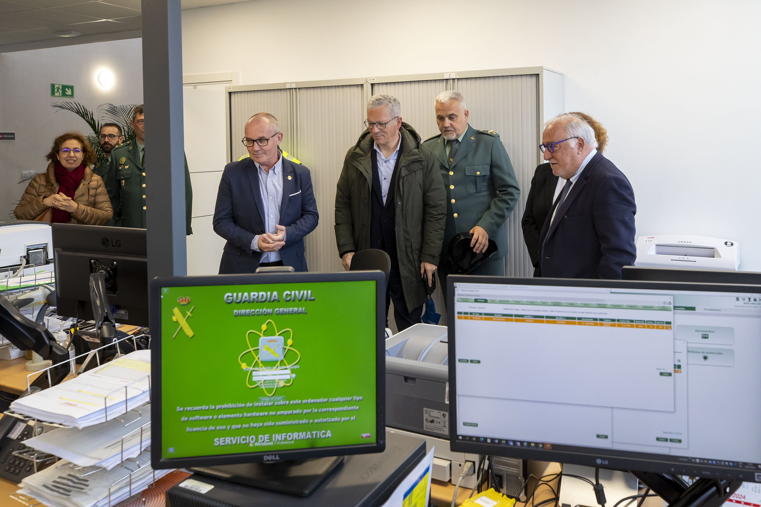 Imagen del artículo O director xeral de Mobilidade visitou as instalacións provisionais do destacamento de Tráfico en Santiago de Compostela