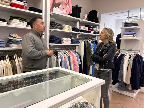 Imaxe da nova:Martina Aneiros anima aos particulares a descargar o Bono Activa Comercio co que acceder a descontos de ata 30 euros nos negocios d...