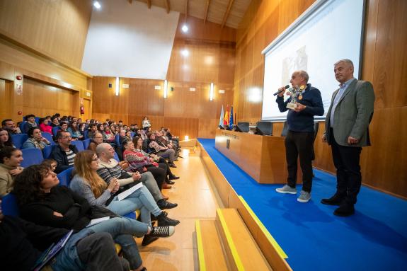 Imagen de la noticia:Valentín García participa en la gala de los XX edición de los premios literarios Frei Martín Sarmiento y del certamen audiov...