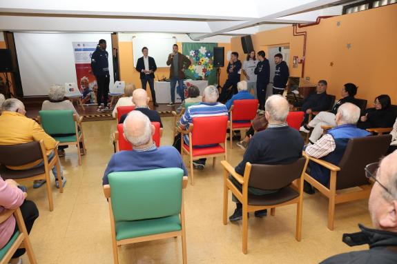 Imagen de la noticia:La residencia de la Milagrosa recibe la visita del jugador del CB Breogán Jordan Sakho dentro del programa 