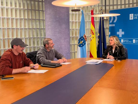 Imaxe da nova:Martina Aneiros recibe na delegación territorial da Xunta a membros da ONG de busca e rescate Briegal