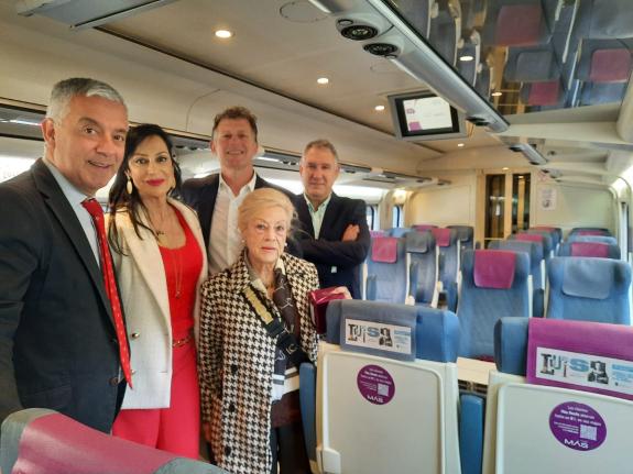 Imaxe da nova:A Xunta e Renfe celebran o Día das Letras Galegas difundindo a imaxe de Luísa Villalta nos trens de Media Distancia e Avant