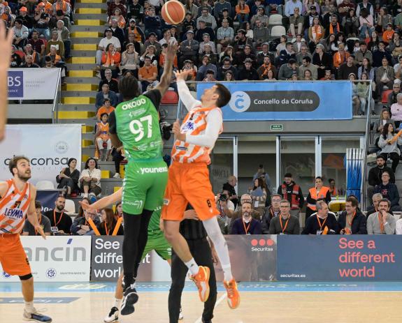 Imagen de la noticia:Diego Calvo asiste al partido de la LEB Oro entre el Leyma Coruña y el Amics Castellón