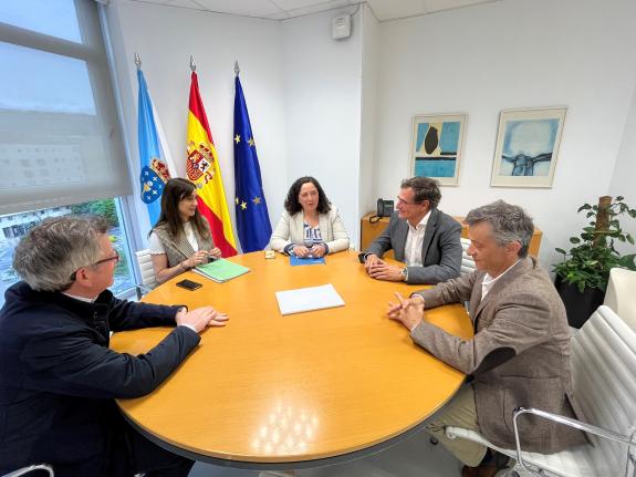 Imagen de la noticia:Belén do Campo y los representantes de la asociación local de Teletaxi abordan la situación del sector en A Coruña