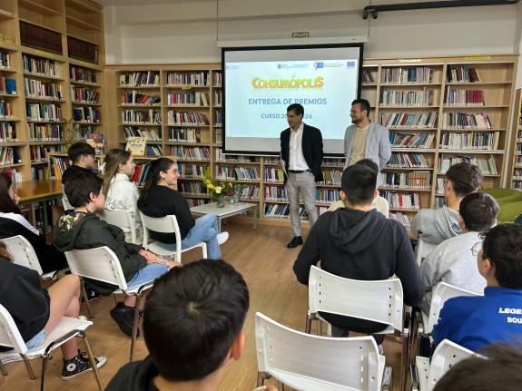 Imaxe da nova:A Xunta galardoa a alumnado do IES Maximino Romero de Zas cun dos primeiros Premios de Consumópolis