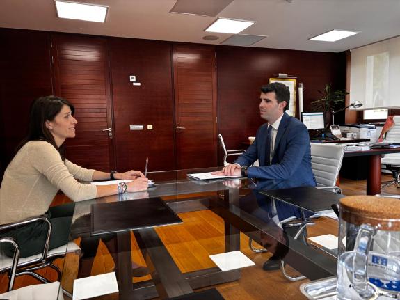 Imagen de la noticia:A conselleira Martínez Allegue aborda co alcalde da Estrada, Gonzalo Louzao, actuacións en materia de vivenda no municipio